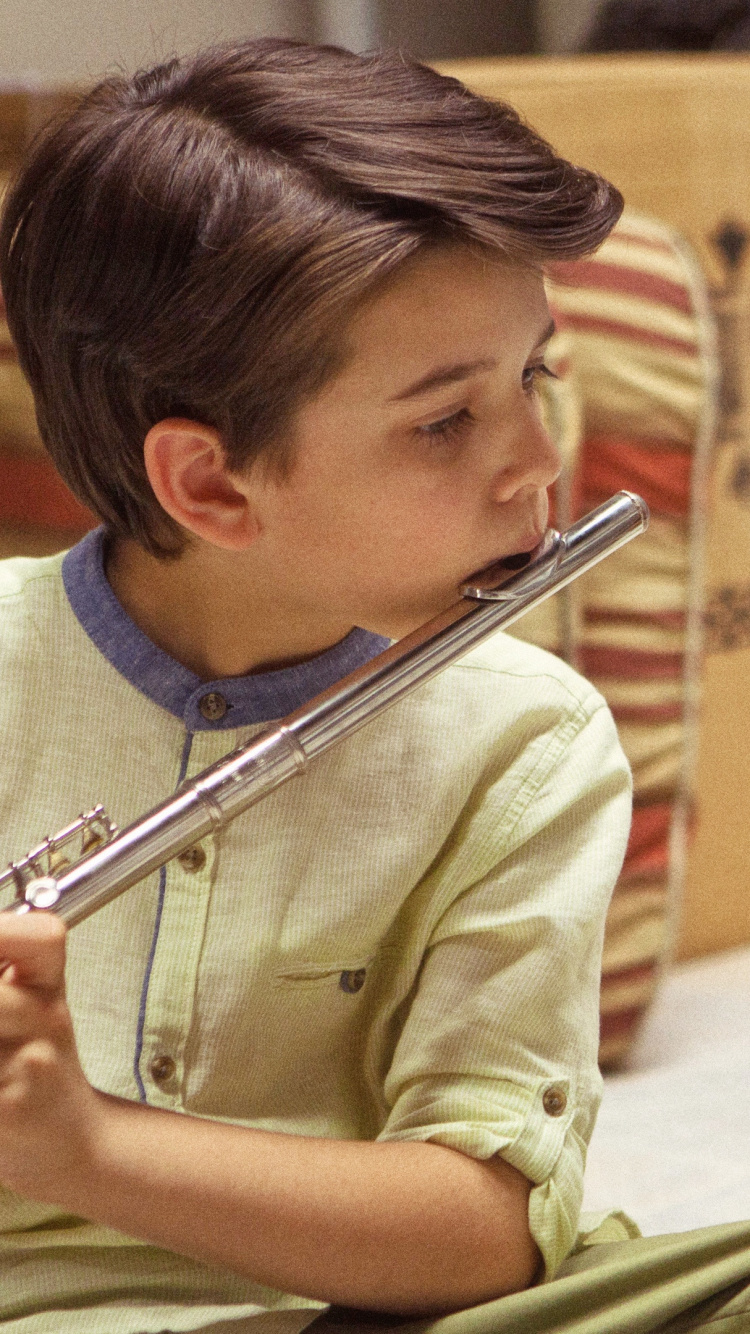 Chica en Chaqueta Beige Con Perro Marrón de Pelo Corto. Wallpaper in 750x1334 Resolution