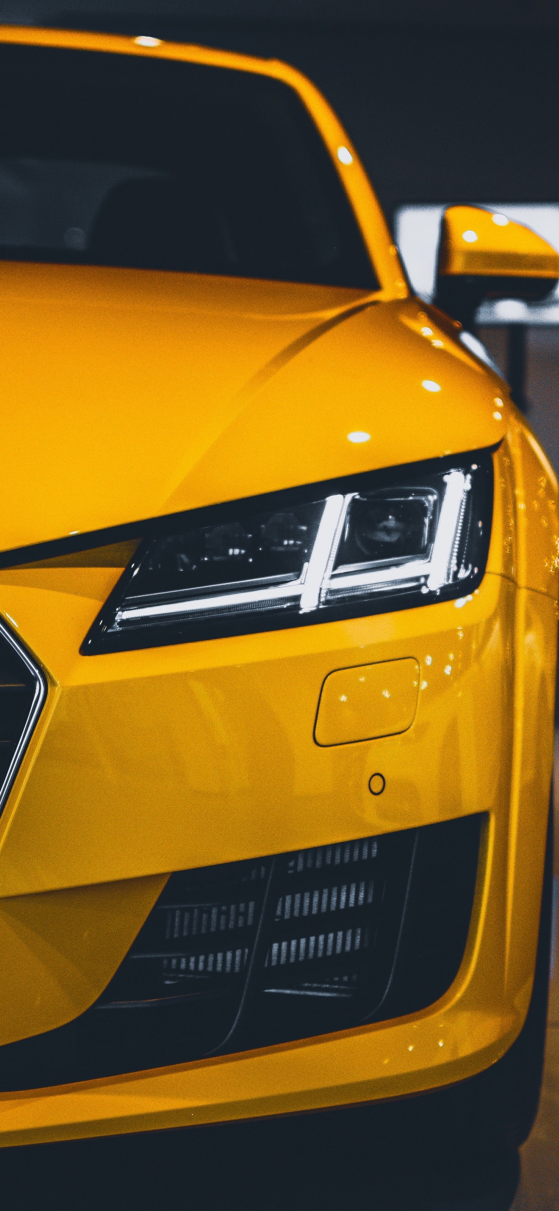 Voiture Jaune Sur la Route. Wallpaper in 1125x2436 Resolution