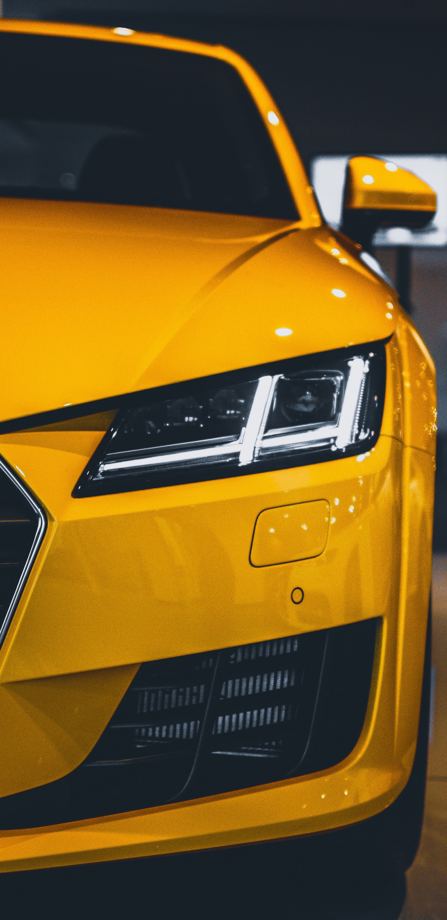 Voiture Jaune Sur la Route. Wallpaper in 1440x2960 Resolution