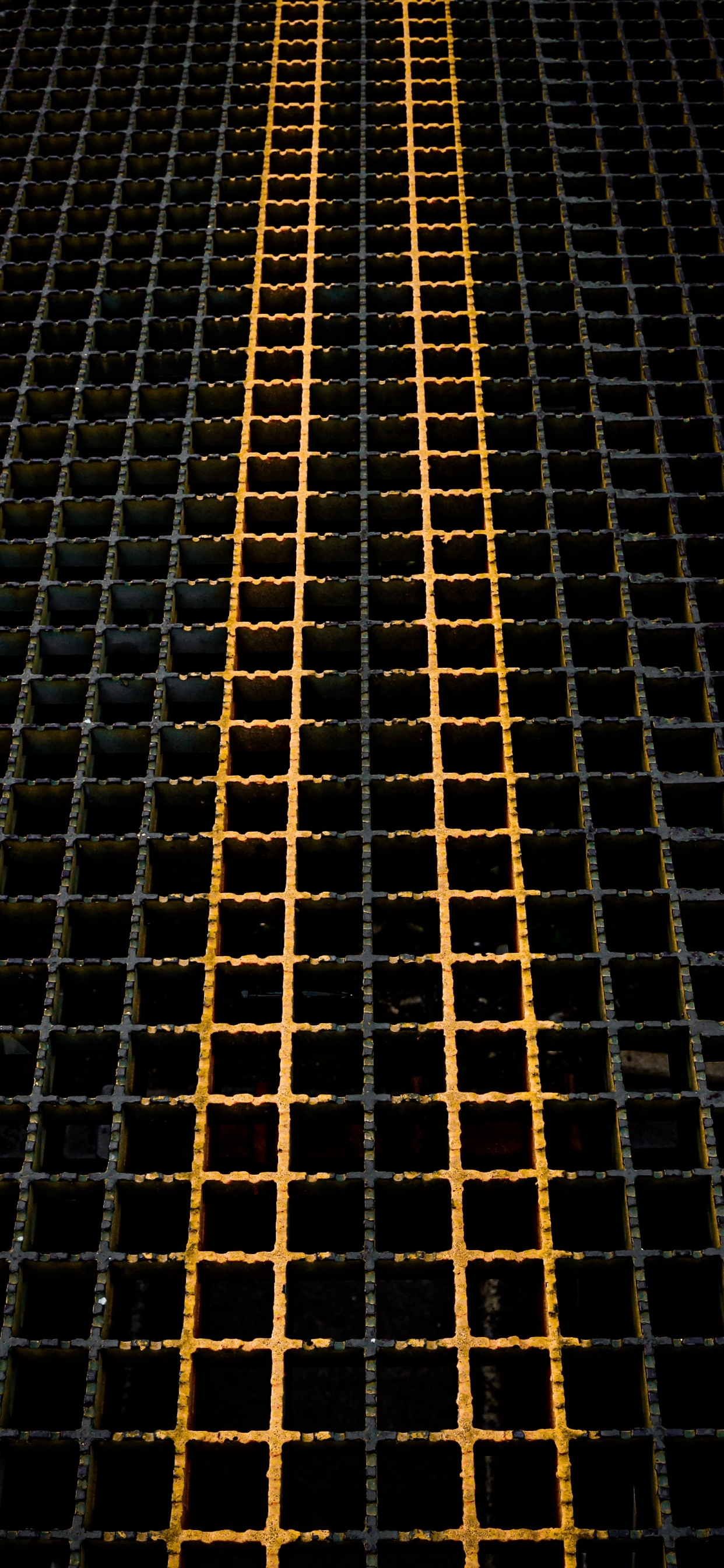 Schwarz-gelber Metallrahmen. Wallpaper in 1242x2688 Resolution