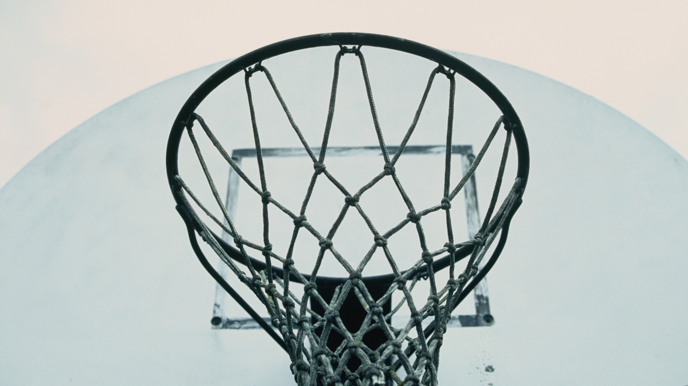 Schwarz-weißer Basketballkorb. Wallpaper in 1366x768 Resolution