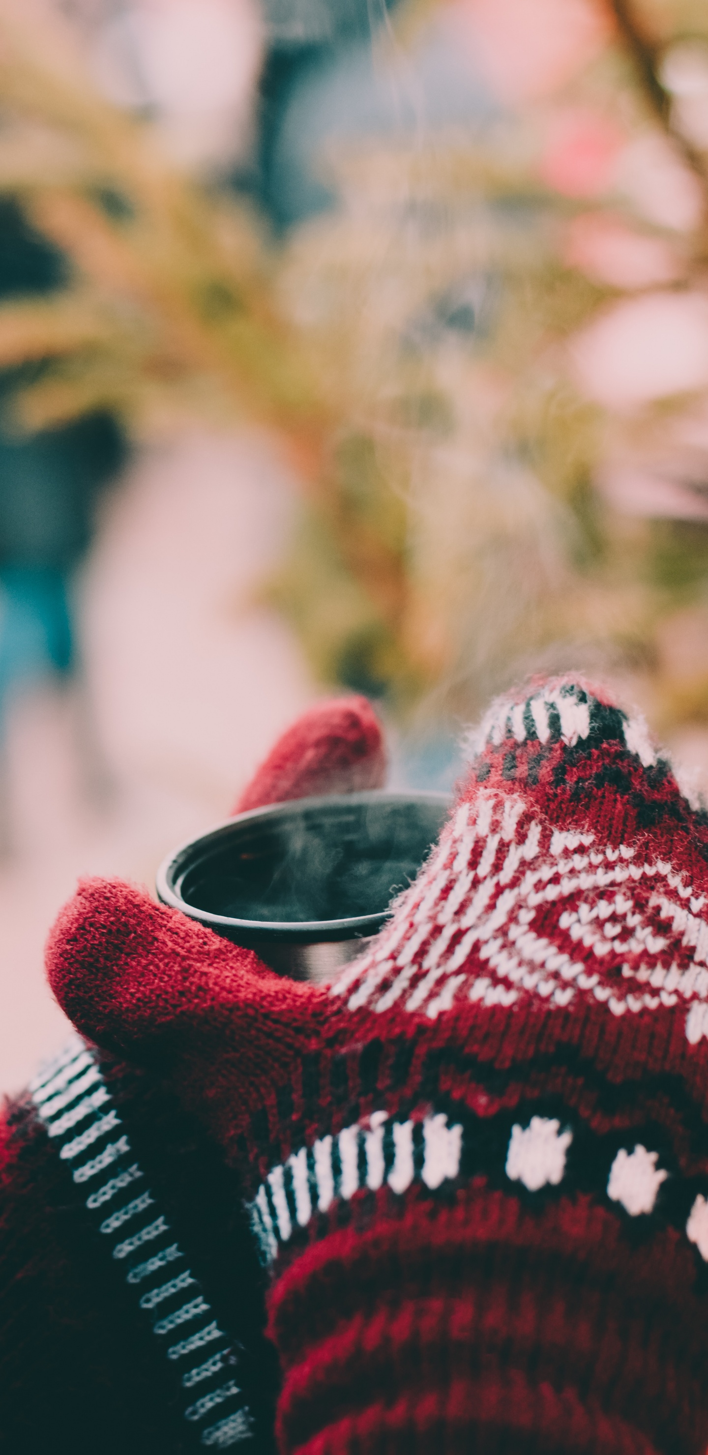 Person in Rot-weißem Und Schwarzem Strickpullover Mit Schwarzer Gerahmter Brille. Wallpaper in 1440x2960 Resolution