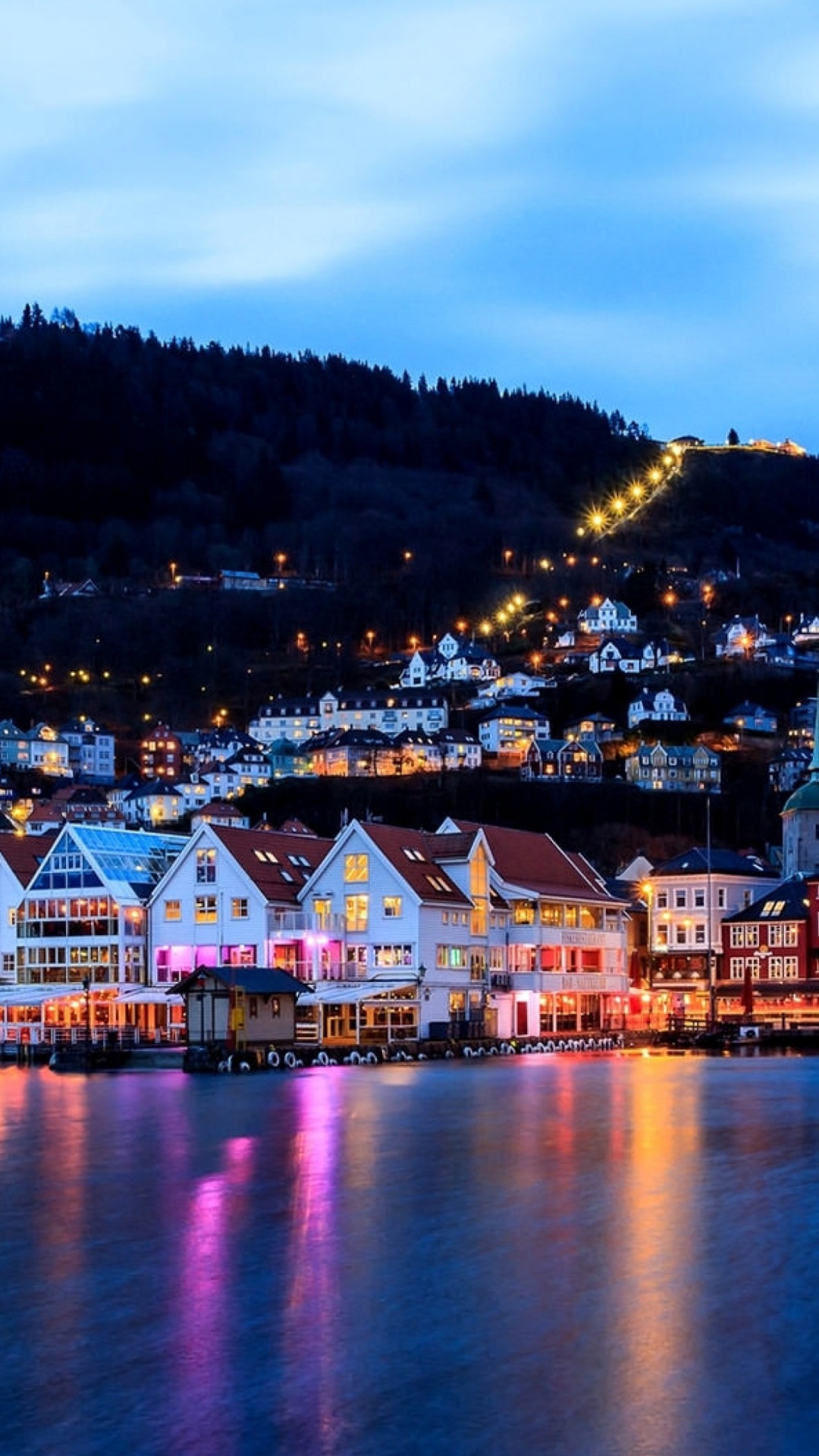 Edificio de Hormigón Blanco y Marrón Cerca Del Cuerpo de Agua Durante la Noche. Wallpaper in 1080x1920 Resolution
