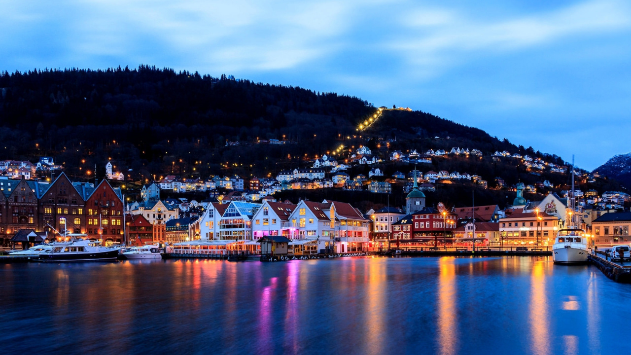 Bâtiment en Béton Blanc et Marron Près D'un Plan D'eau Pendant la Nuit. Wallpaper in 1280x720 Resolution