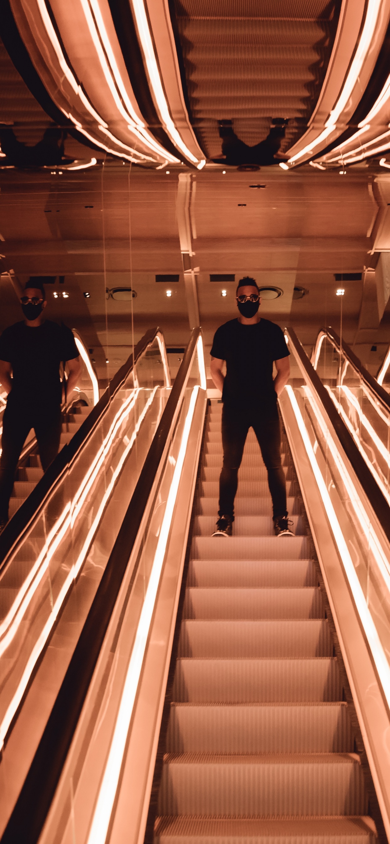 Foto en Escala de Grises de Una Escalera Mecánica. Wallpaper in 1242x2688 Resolution