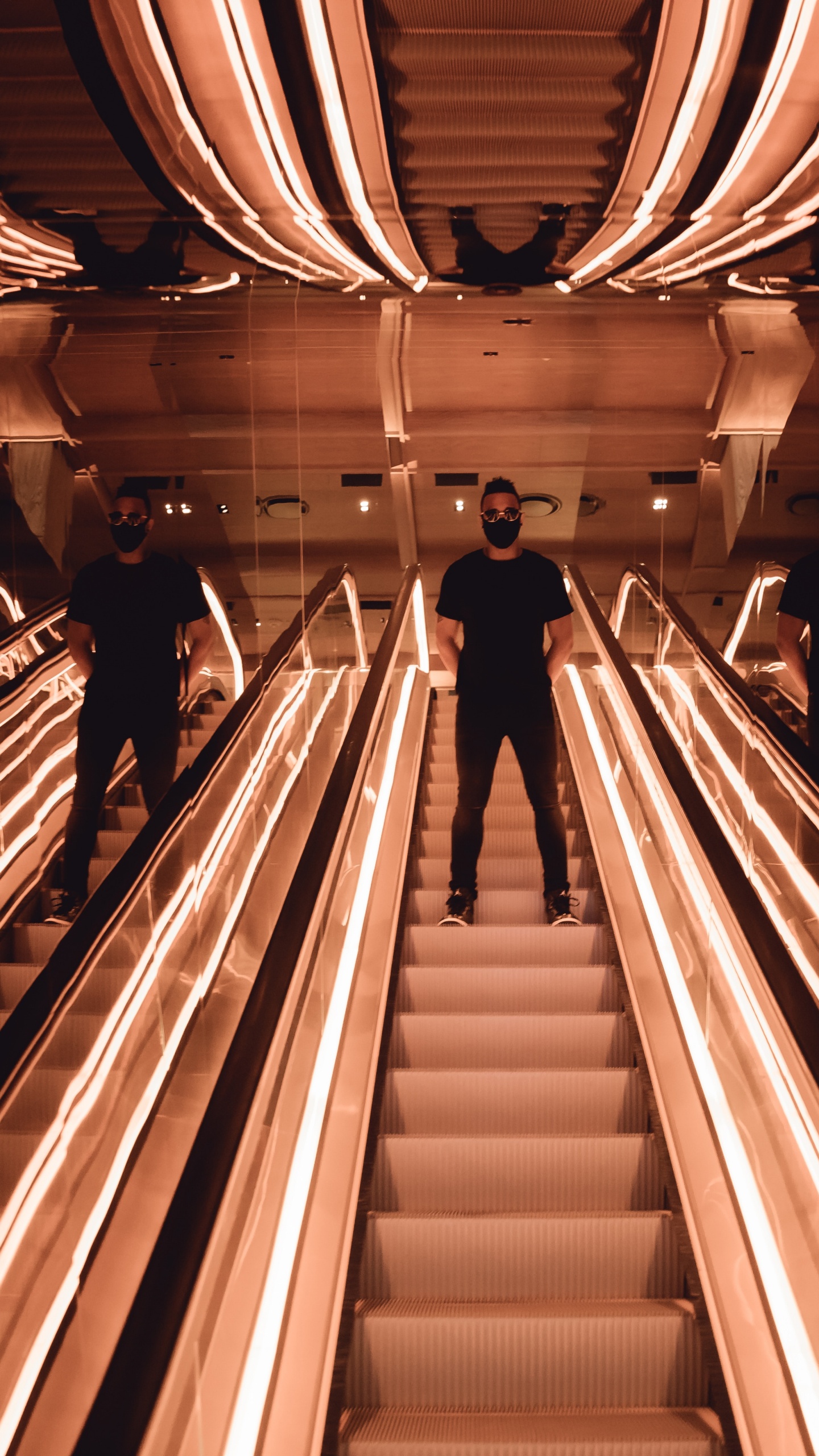 Foto en Escala de Grises de Una Escalera Mecánica. Wallpaper in 1440x2560 Resolution