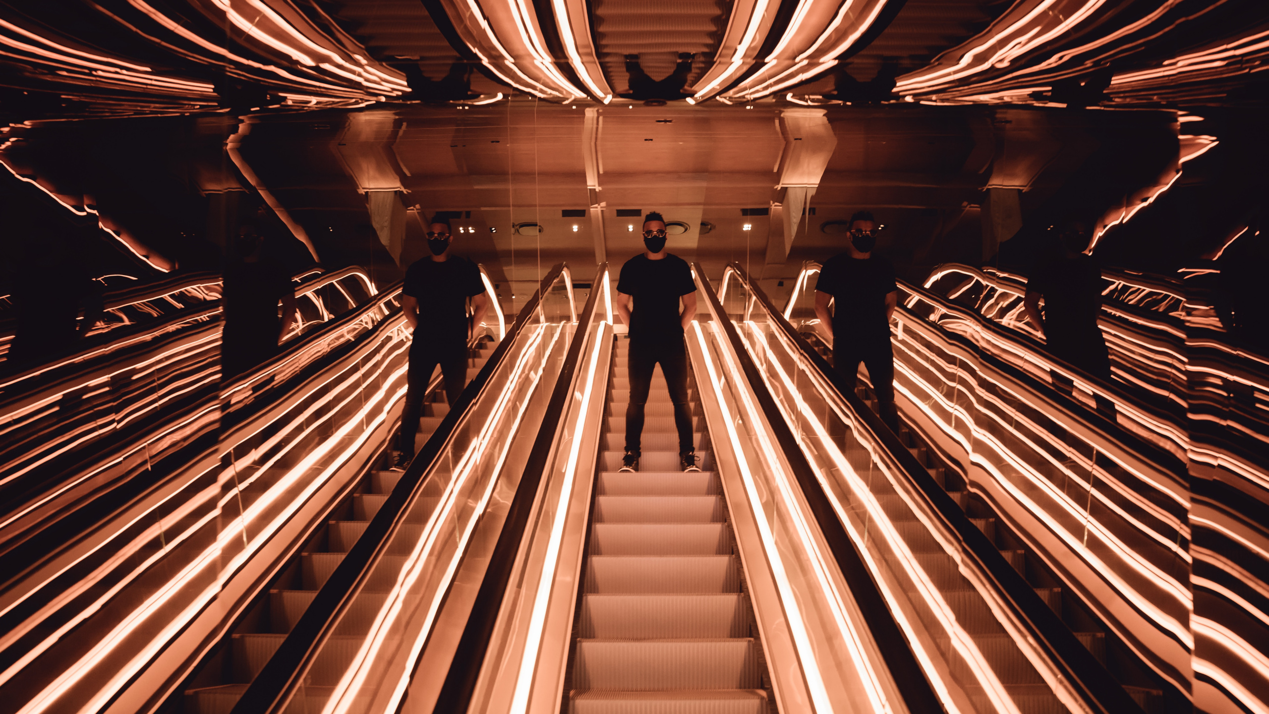 Photo en Niveaux de Gris D'un Escalator. Wallpaper in 2560x1440 Resolution