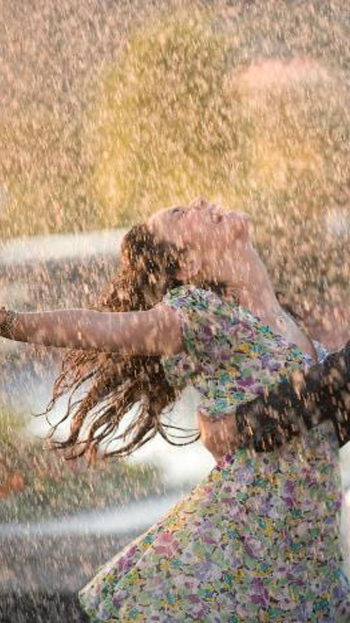 Lluvia, Diversión, Romanticismo, Pareja, Amor. Wallpaper in 720x1280 Resolution