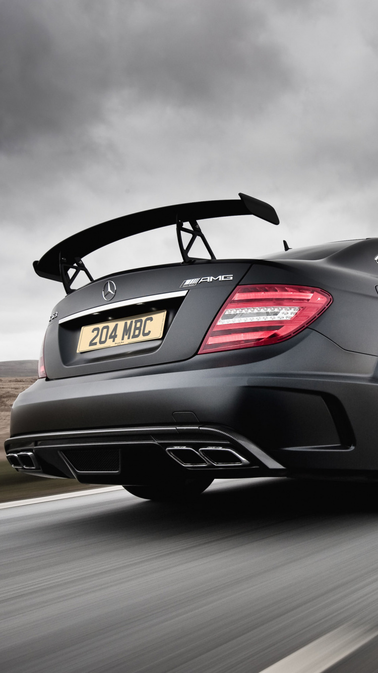 Schwarzer Porsche 911 Unterwegs. Wallpaper in 750x1334 Resolution