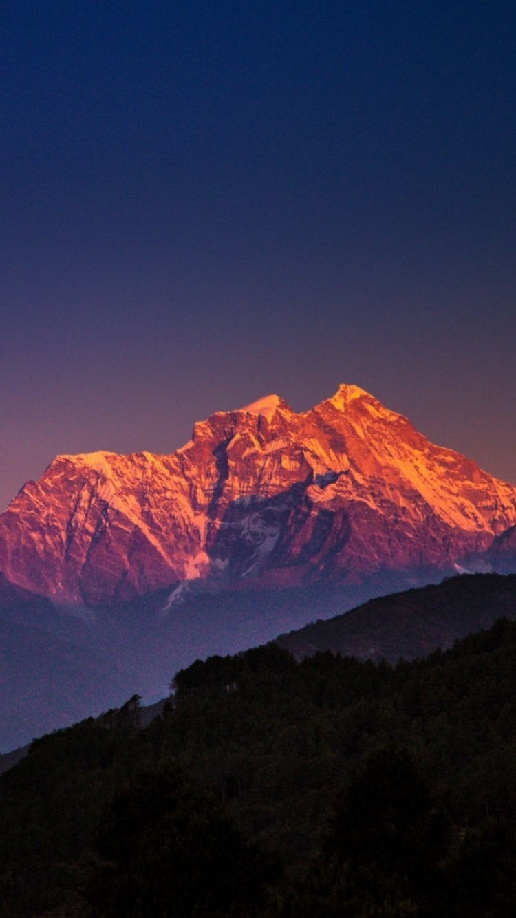Montañas Marrones y Blancas Bajo un Cielo Azul Durante el Día. Wallpaper in 750x1334 Resolution