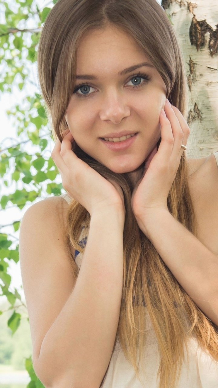 Femme en Débardeur à Rayures Bleues et Blanches Souriant. Wallpaper in 720x1280 Resolution