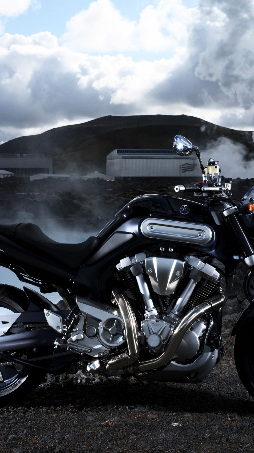 Schwarz-silbernes Cruiser-Motorrad Auf Schwarzem Boden. Wallpaper in 1080x1920 Resolution