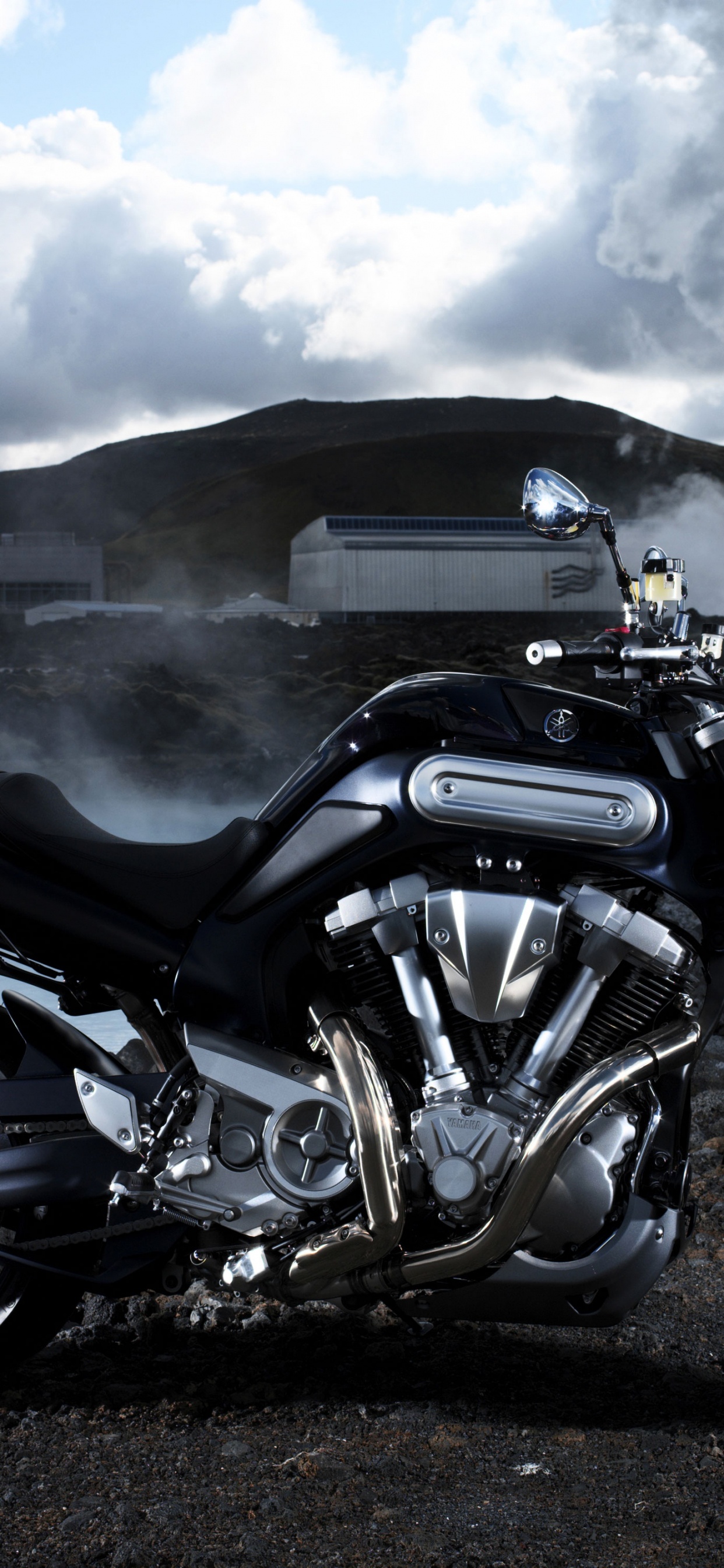 Schwarz-silbernes Cruiser-Motorrad Auf Schwarzem Boden. Wallpaper in 1242x2688 Resolution