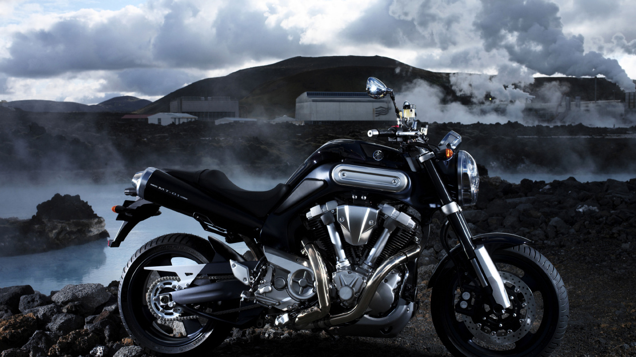 Schwarz-silbernes Cruiser-Motorrad Auf Schwarzem Boden. Wallpaper in 1280x720 Resolution