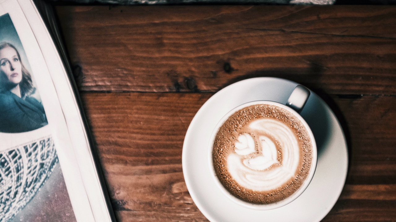 Weiße Keramiktasse Mit Cappuccino Auf Braunem Holztisch. Wallpaper in 1280x720 Resolution