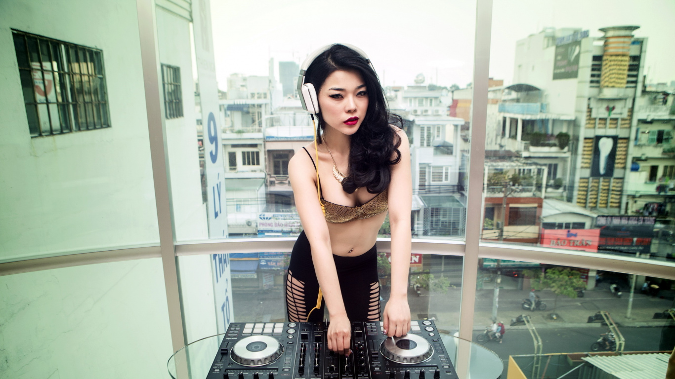 女孩, Dj, 电视, 首歌 壁纸 1366x768 允许