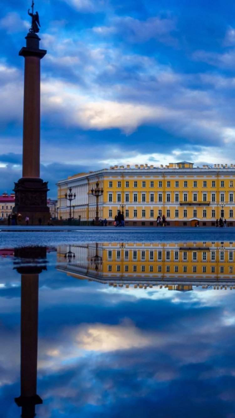 Braunes Betongebäude in Der Nähe Eines Gewässers Tagsüber. Wallpaper in 750x1334 Resolution