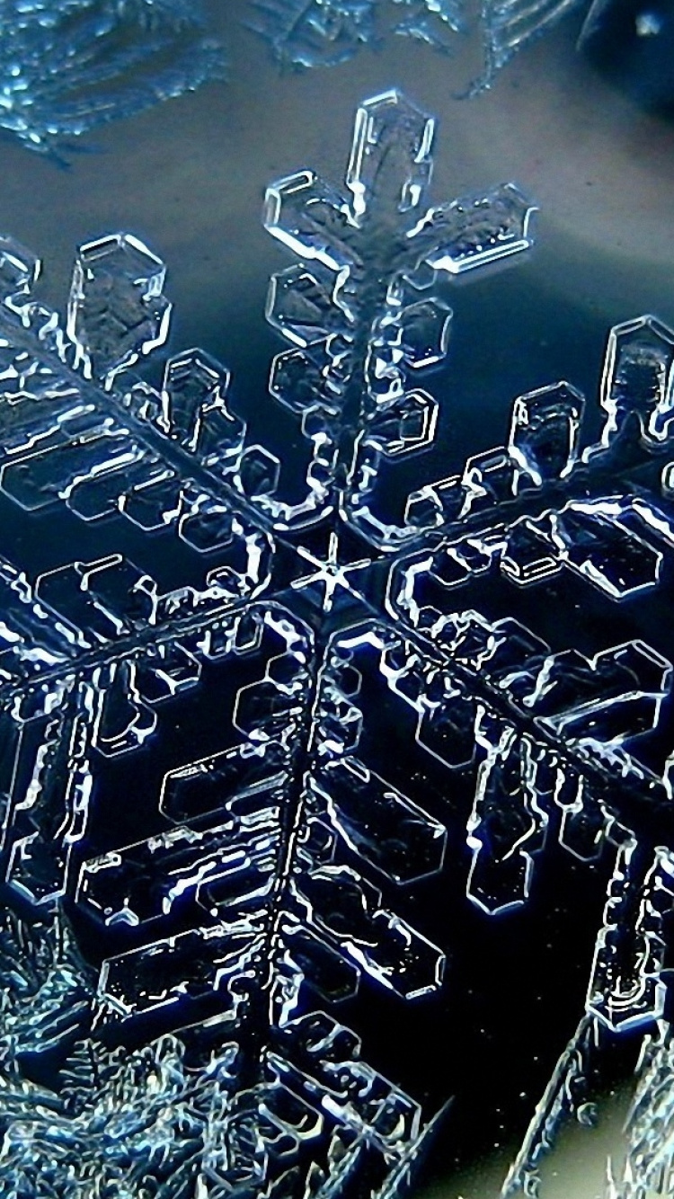 Copos de Nieve Plateados Sobre Textil Blanco y Azul. Wallpaper in 750x1334 Resolution