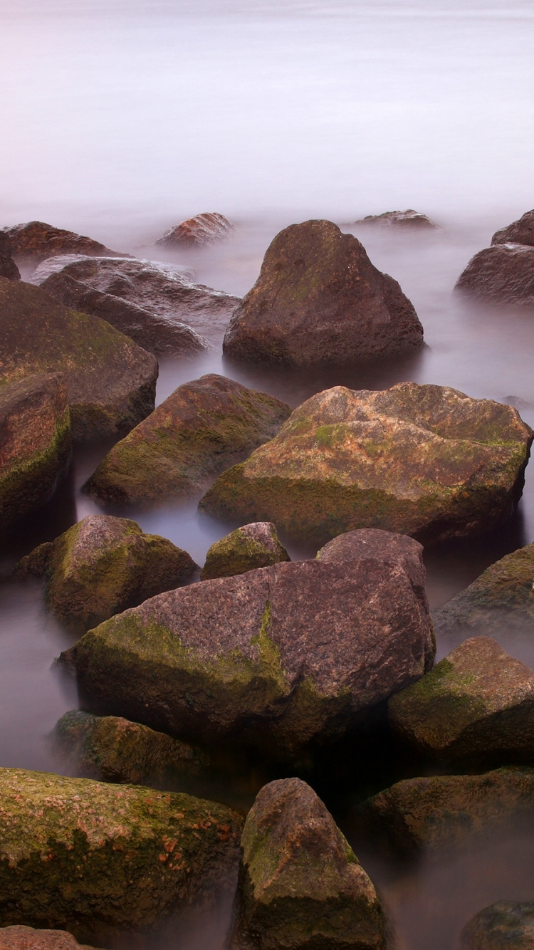 Rocas Grises y Verdes en el Cuerpo de Agua Durante el Día. Wallpaper in 750x1334 Resolution