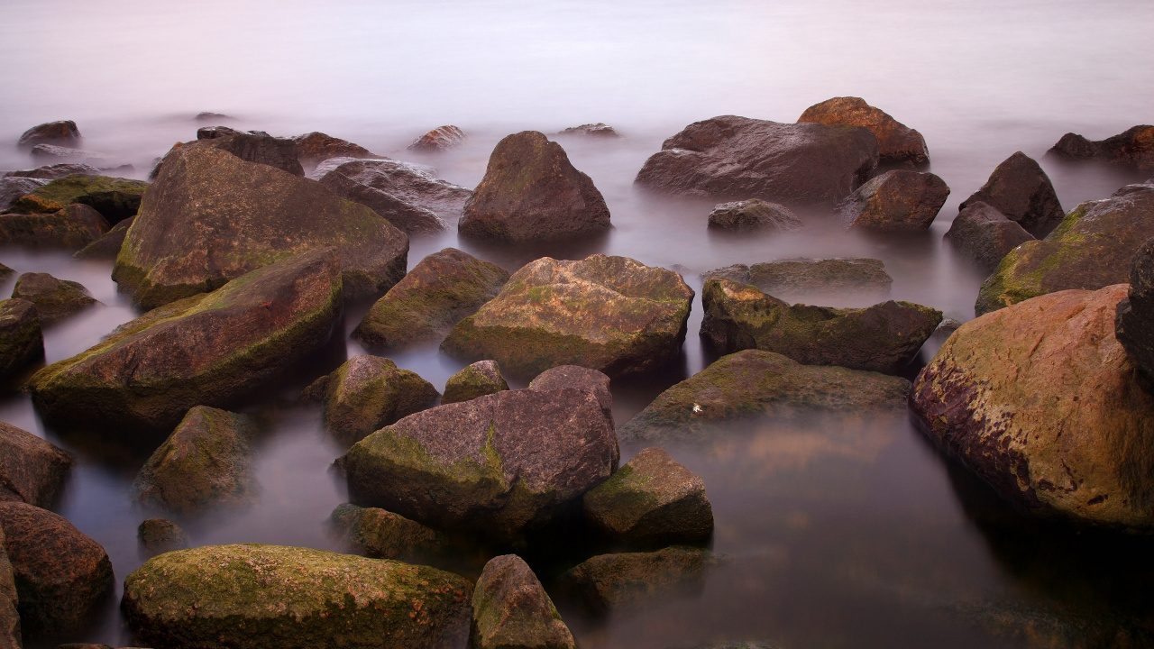 Gray and Green Rocks on Body of Water During Daytime. Wallpaper in 1280x720 Resolution