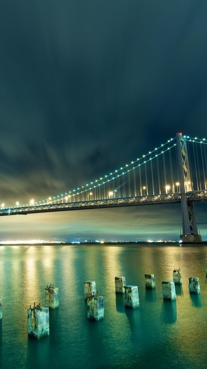 Pont Au-dessus de L'eau Pendant la Nuit. Wallpaper in 720x1280 Resolution