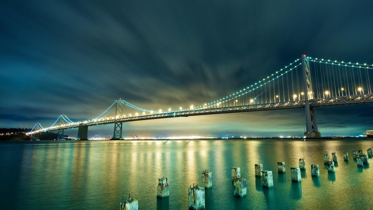 Puente Sobre el Agua Durante la Noche. Wallpaper in 1280x720 Resolution