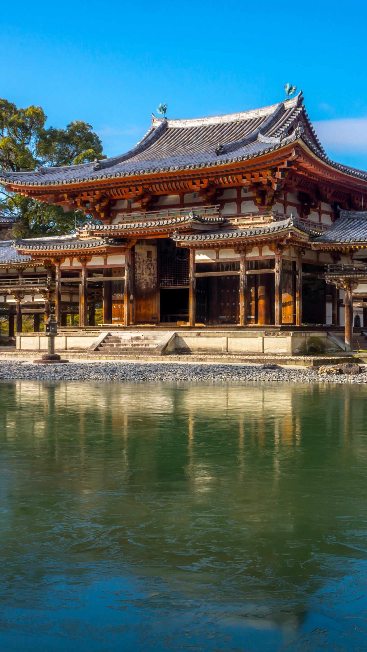 Temple Brun et Blanc Près D'un Plan D'eau Pendant la Journée. Wallpaper in 1440x2560 Resolution