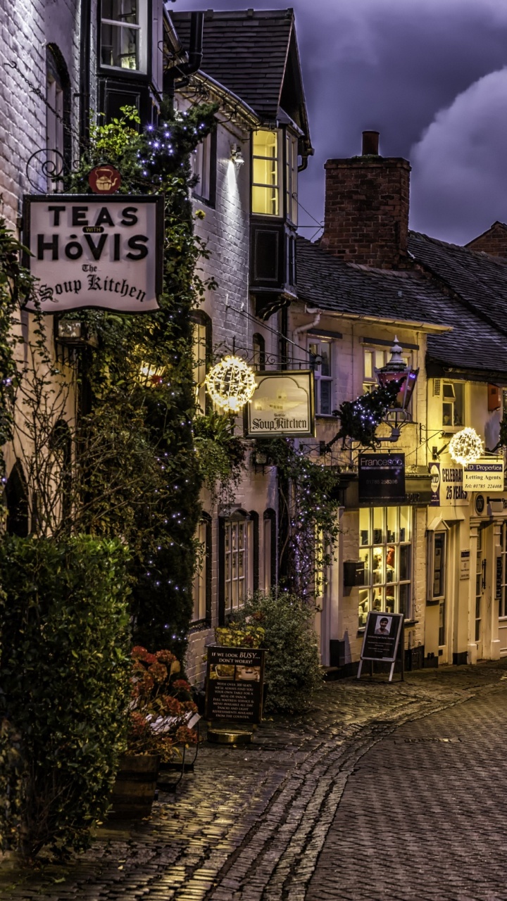 Maison en Béton Marron et Noir Sous Des Nuages Blancs Pendant la Journée. Wallpaper in 720x1280 Resolution