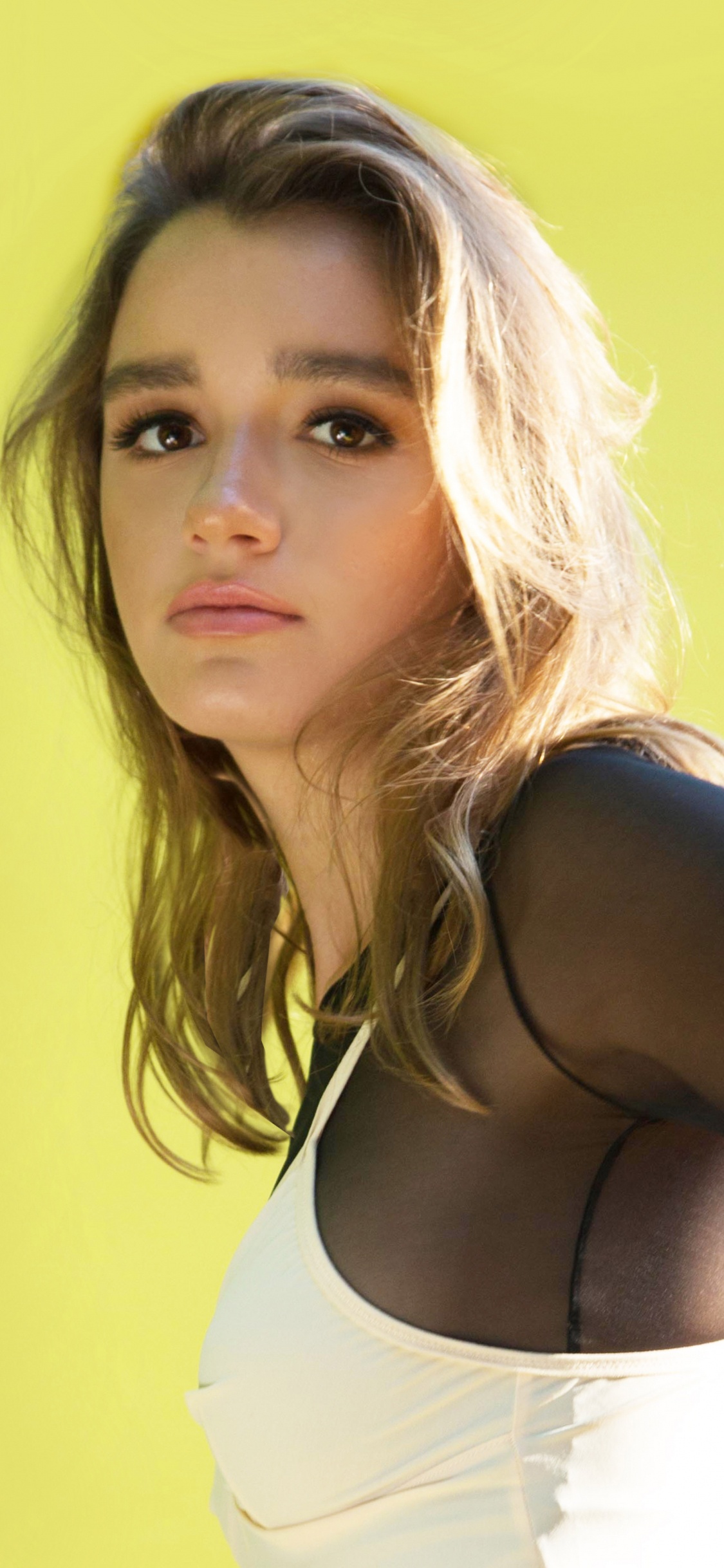 Chanson, Cheveu, Jaune, Beauté, Bras. Wallpaper in 1125x2436 Resolution