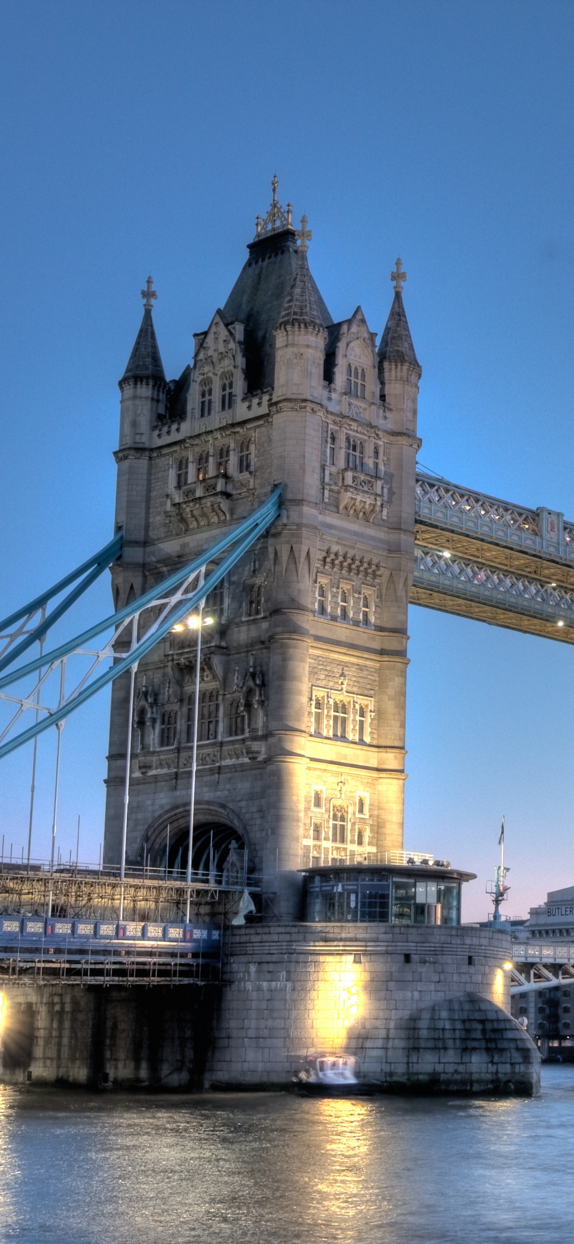 Puente de Hormigón Gris Bajo un Cielo Azul Durante el Día. Wallpaper in 1125x2436 Resolution