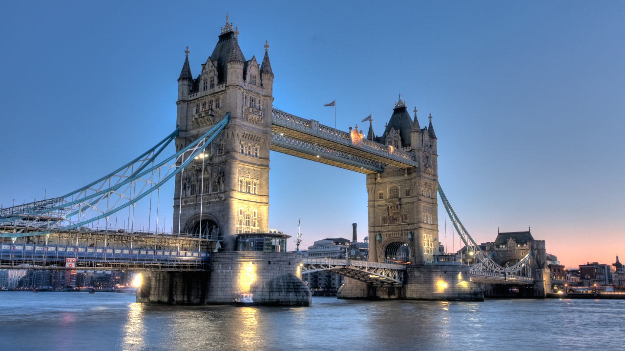 Puente de Hormigón Gris Bajo un Cielo Azul Durante el Día. Wallpaper in 1280x720 Resolution