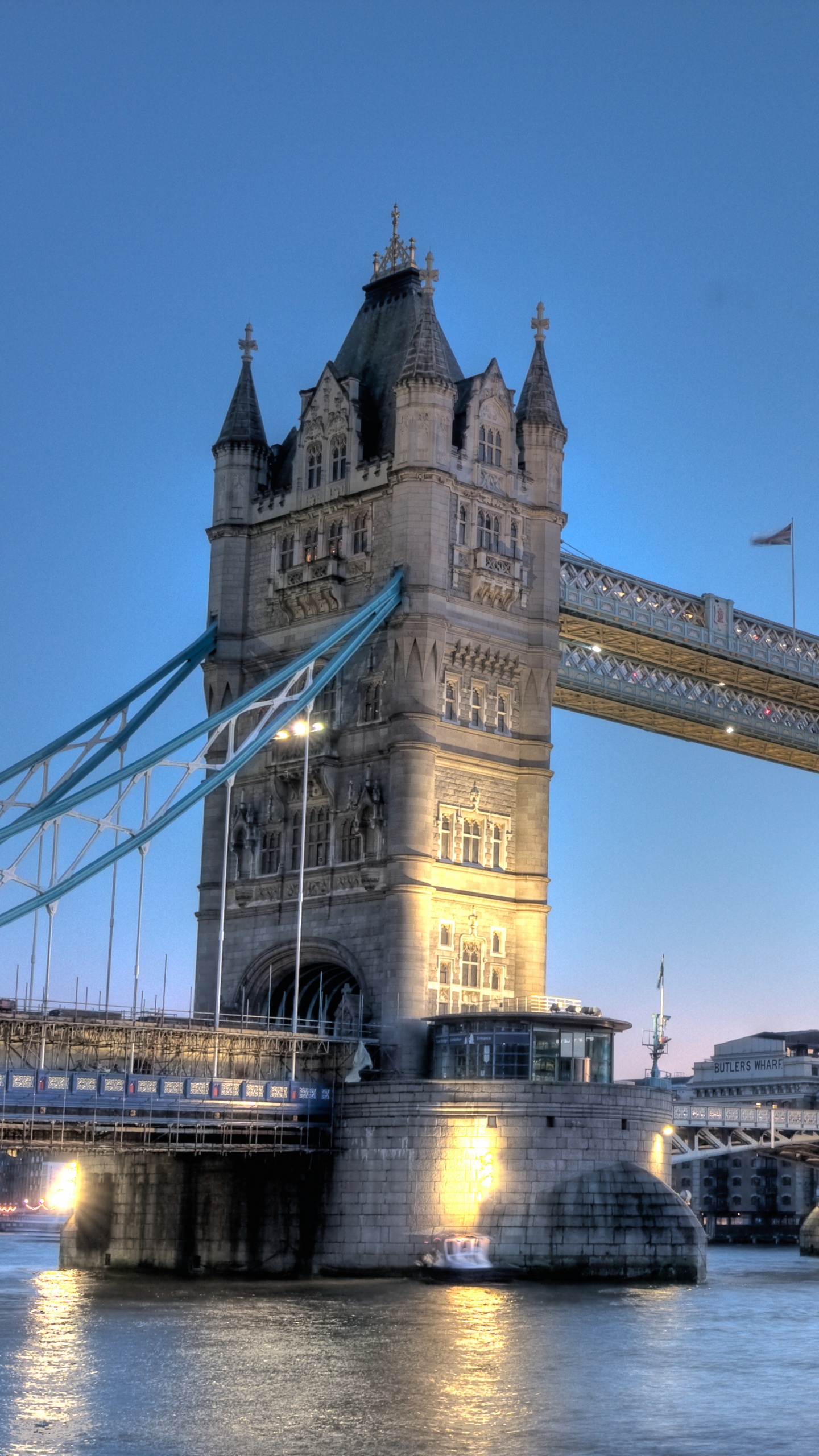 Puente de Hormigón Gris Bajo un Cielo Azul Durante el Día. Wallpaper in 1440x2560 Resolution