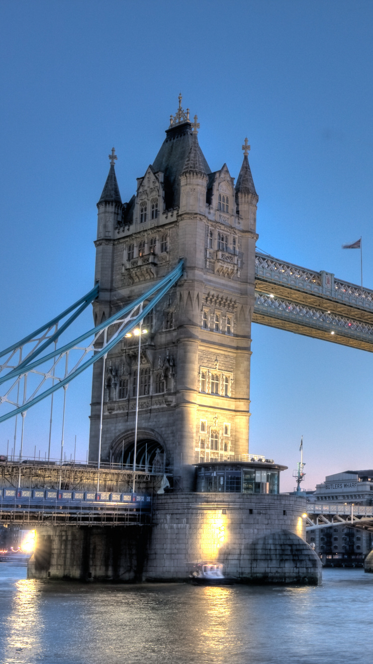 Puente de Hormigón Gris Bajo un Cielo Azul Durante el Día. Wallpaper in 750x1334 Resolution