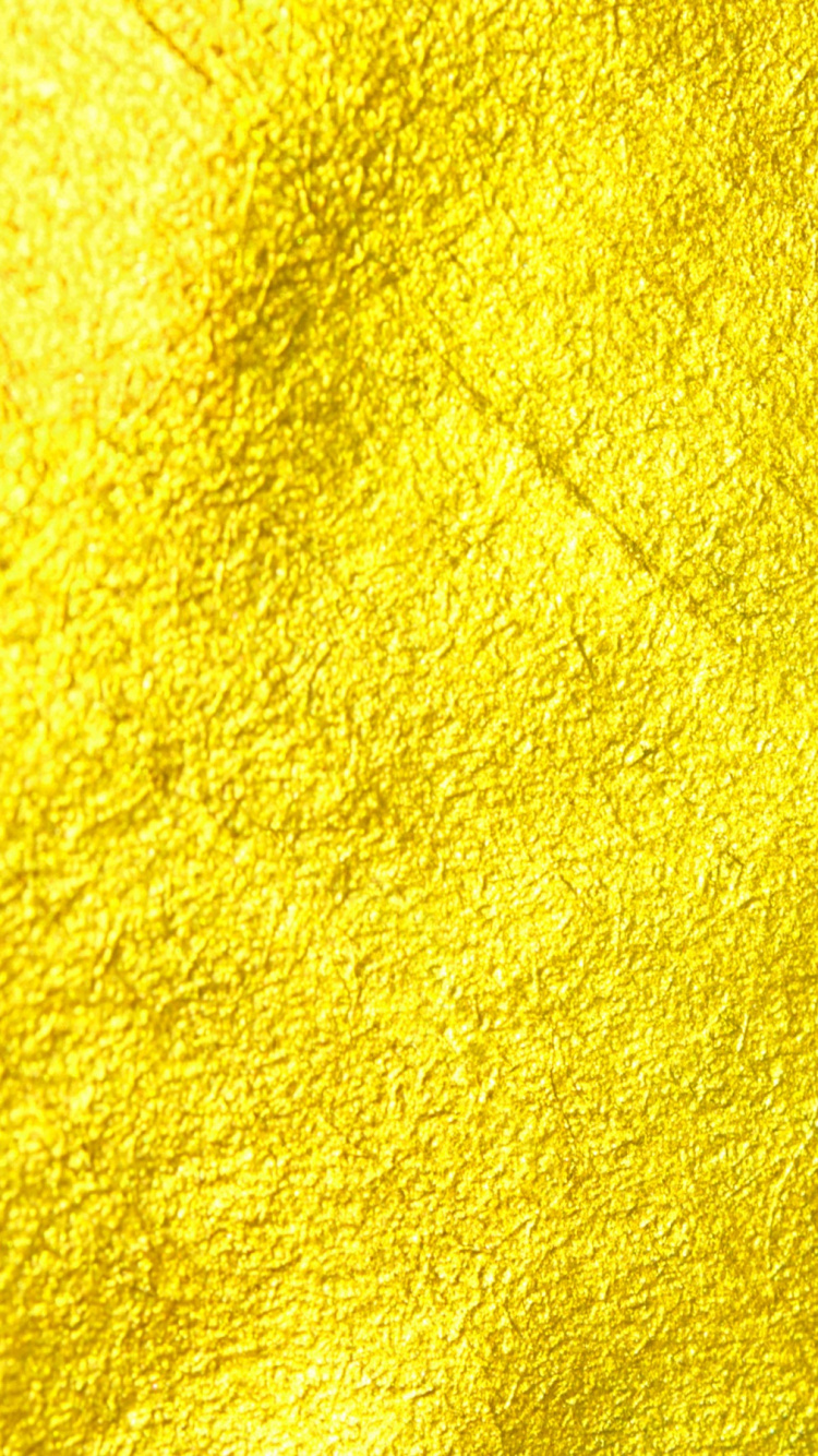 Textile Jaune Sur Table en Bois Marron. Wallpaper in 750x1334 Resolution