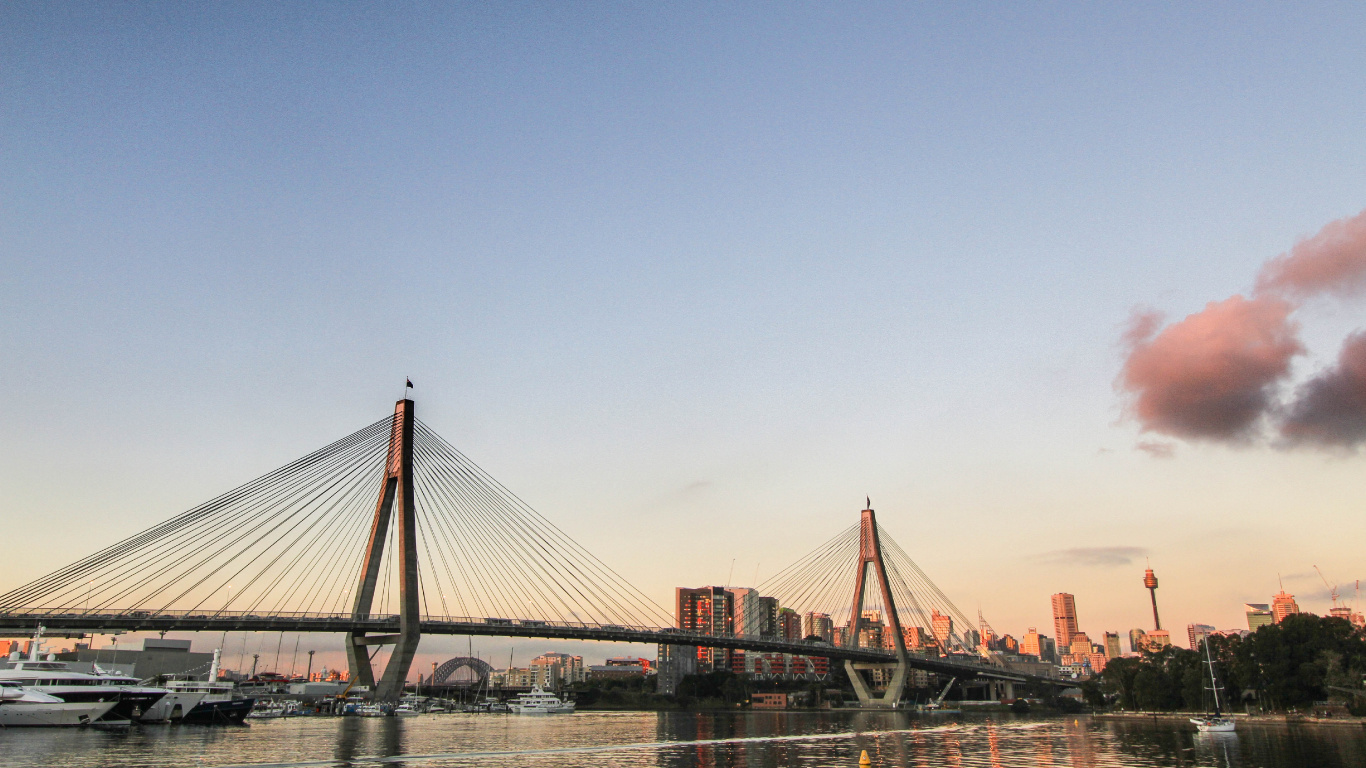 Puente Sobre el Cuerpo de Agua Durante el Día. Wallpaper in 1366x768 Resolution