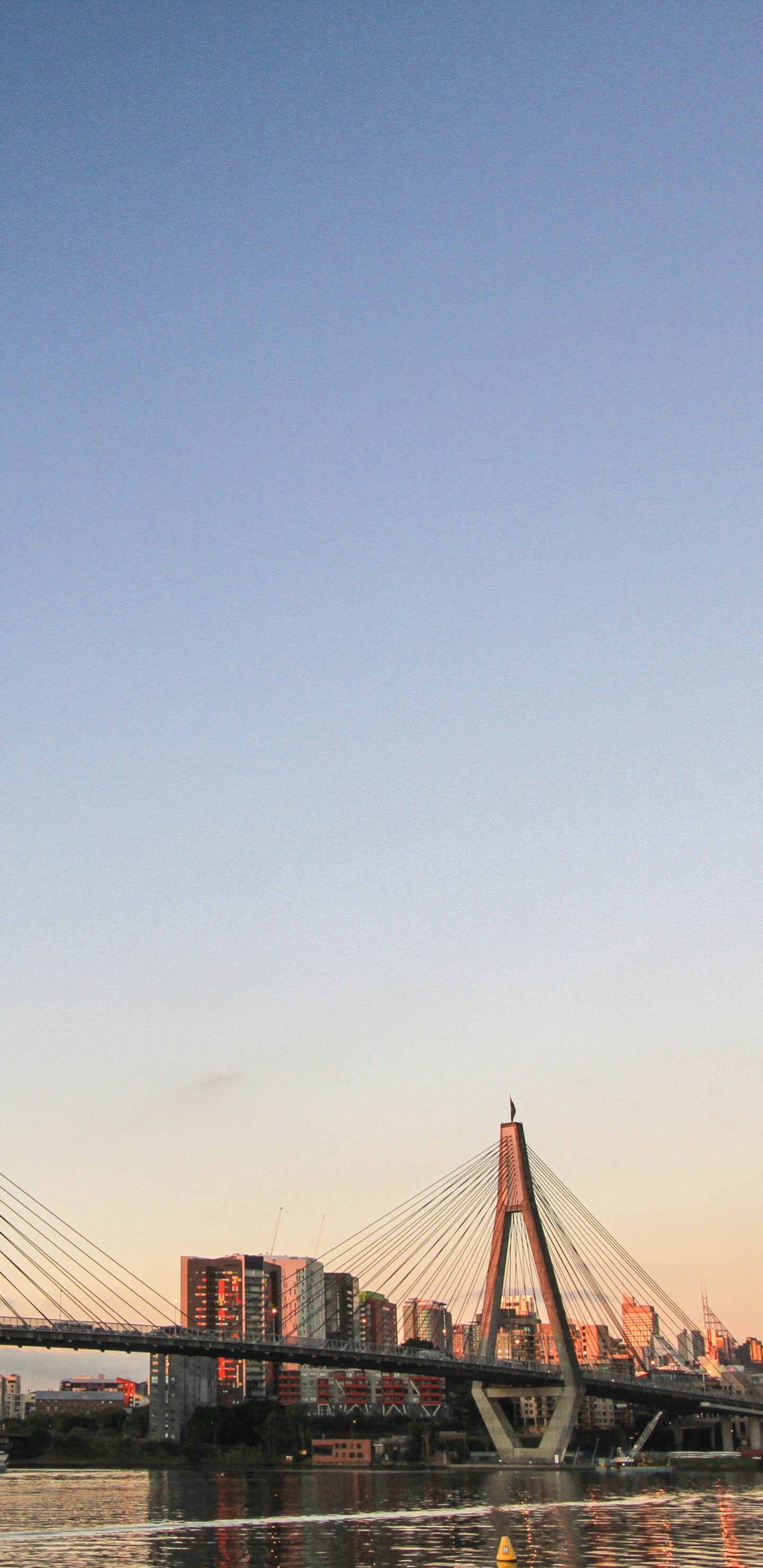 Puente Sobre el Cuerpo de Agua Durante el Día. Wallpaper in 1440x2960 Resolution