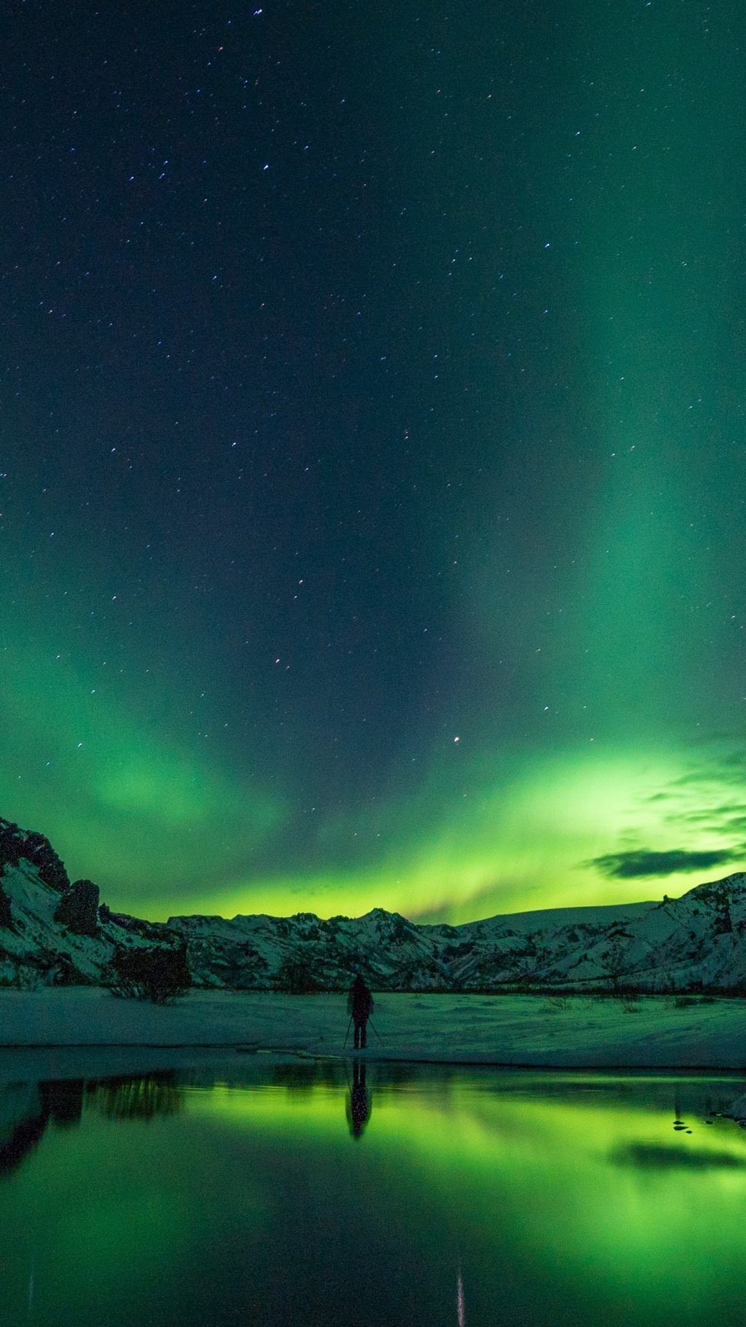 Plan D'eau Près de la Montagne Pendant la Nuit. Wallpaper in 1080x1920 Resolution