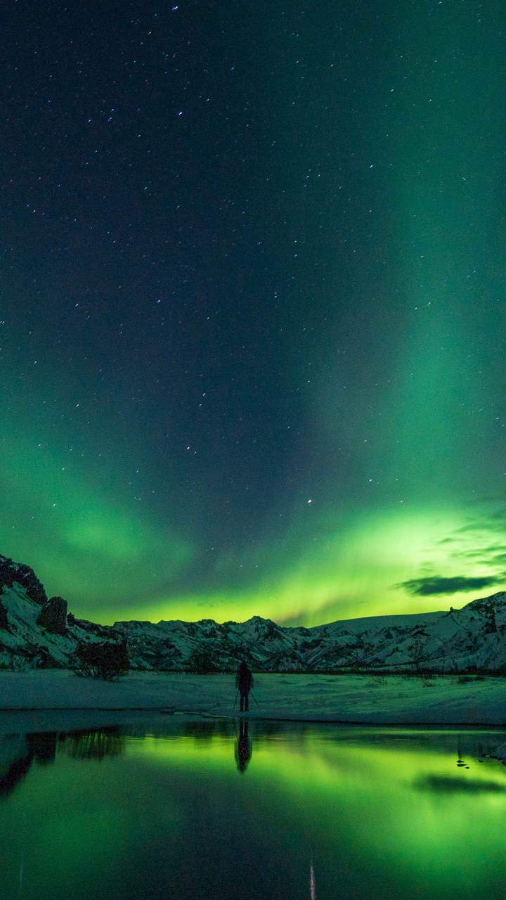 Plan D'eau Près de la Montagne Pendant la Nuit. Wallpaper in 720x1280 Resolution