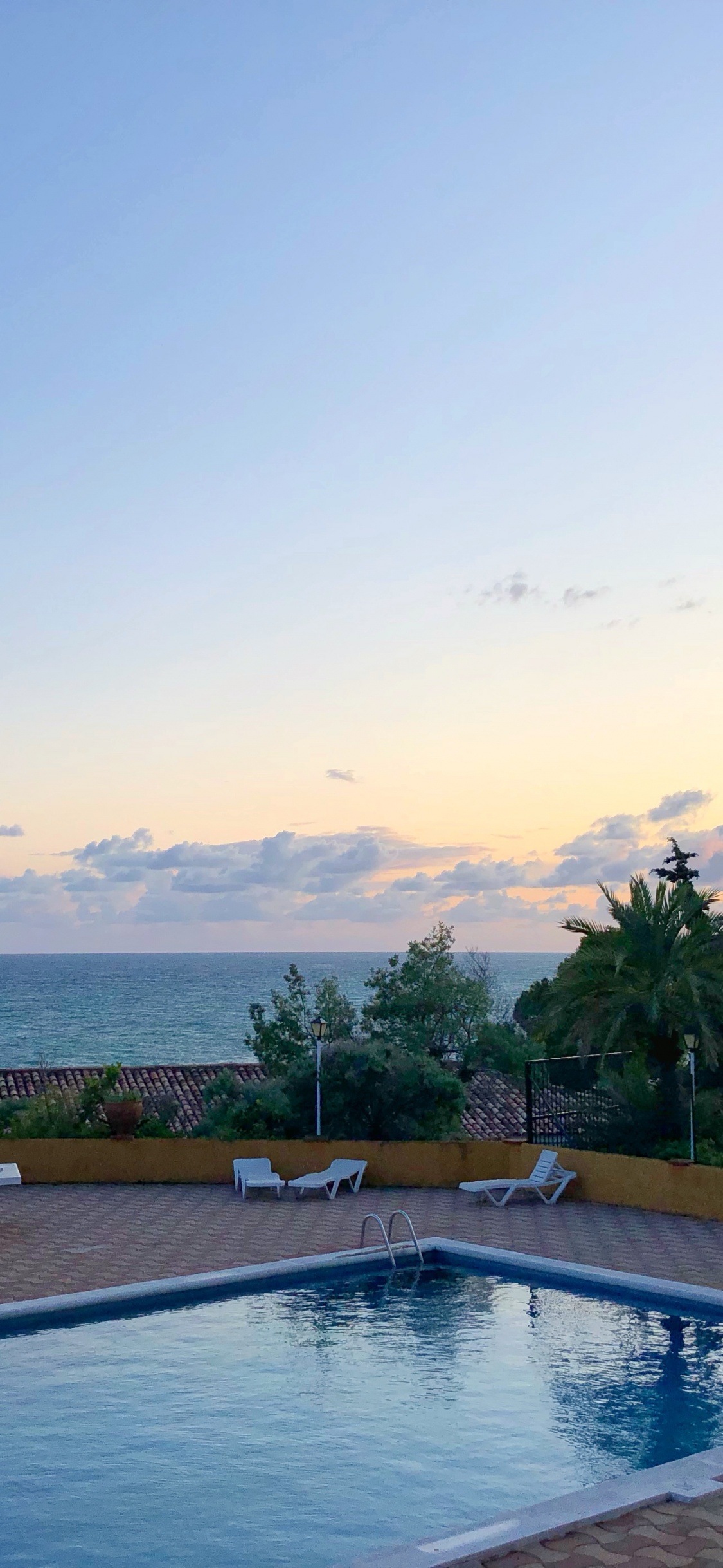 Resort, Piscina, Inmueble, Palmera, Propiedad. Wallpaper in 1125x2436 Resolution