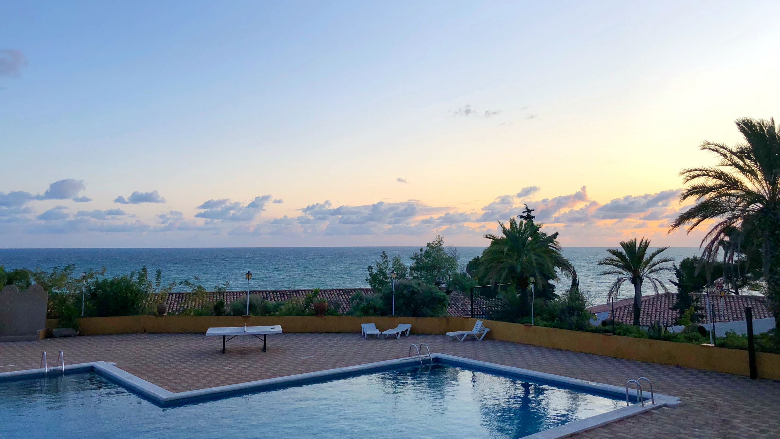 Resort, Pool, Immobilie, Palme, Eigenschaft. Wallpaper in 2560x1440 Resolution