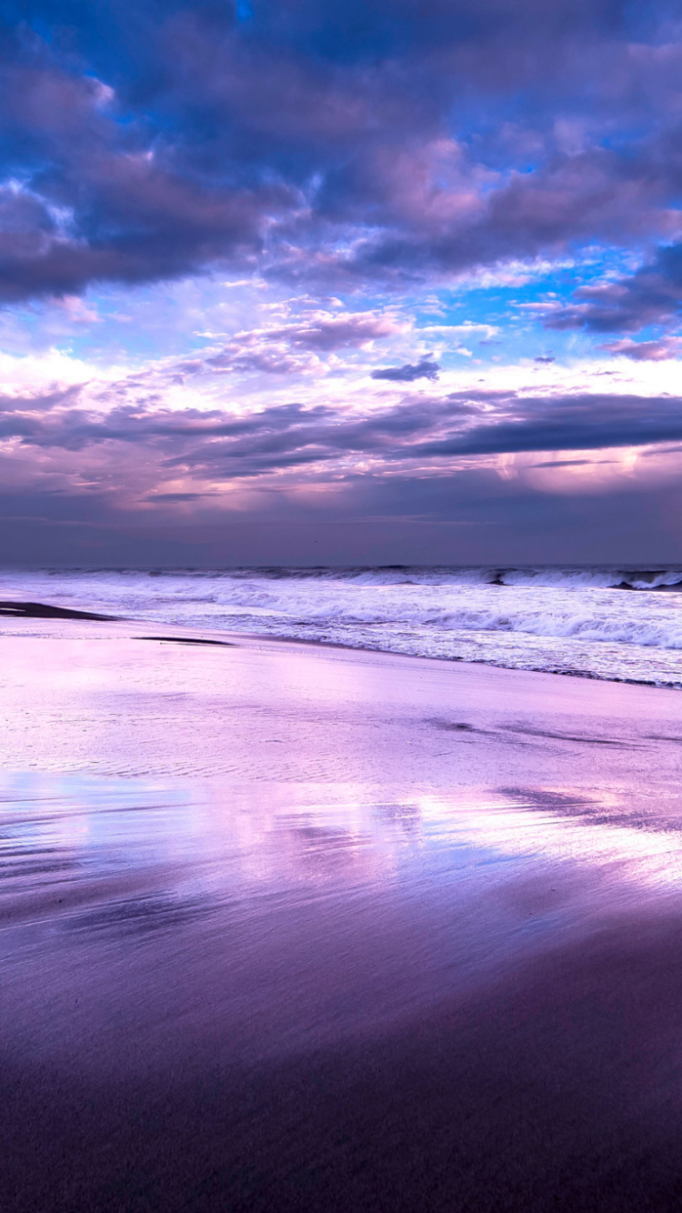 Olas Del Océano Rompiendo en la Orilla Durante la Puesta de Sol. Wallpaper in 750x1334 Resolution