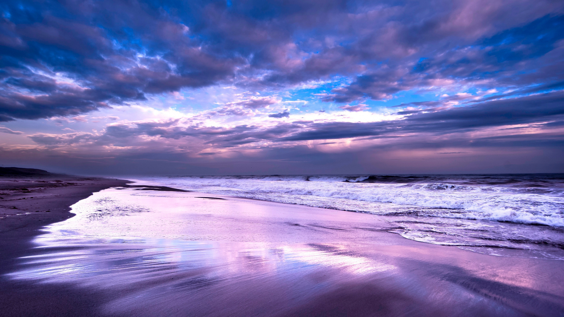 Les Vagues de L'océan S'écrasent Sur le Rivage au Coucher du Soleil. Wallpaper in 1920x1080 Resolution