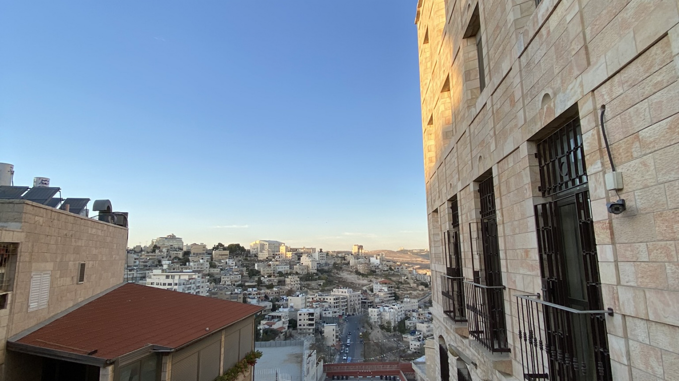 Faade, Ventana, Barrio, Ciudad, Edificio. Wallpaper in 1366x768 Resolution