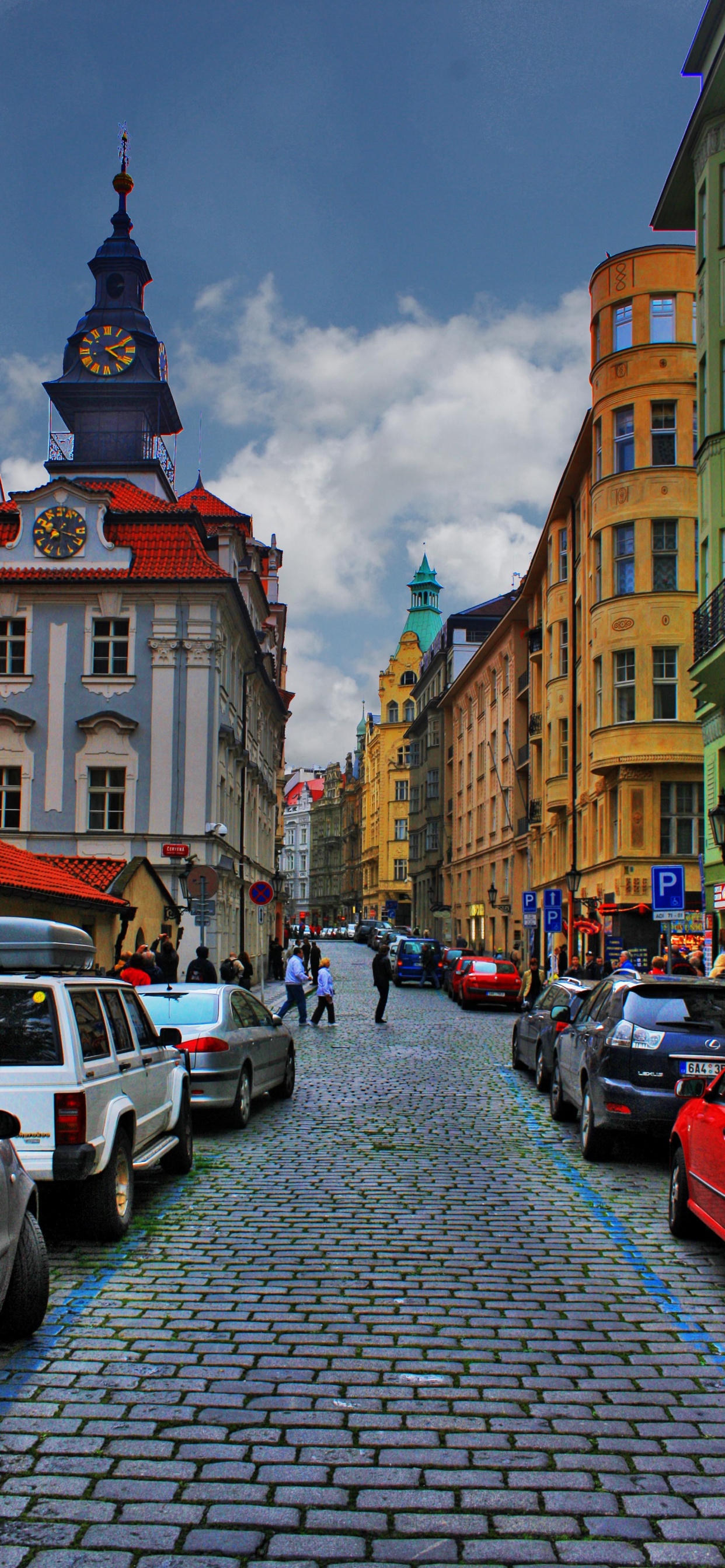 Autos, Die Tagsüber Auf Der Straße in Der Nähe Von Gebäuden Geparkt Sind. Wallpaper in 1242x2688 Resolution