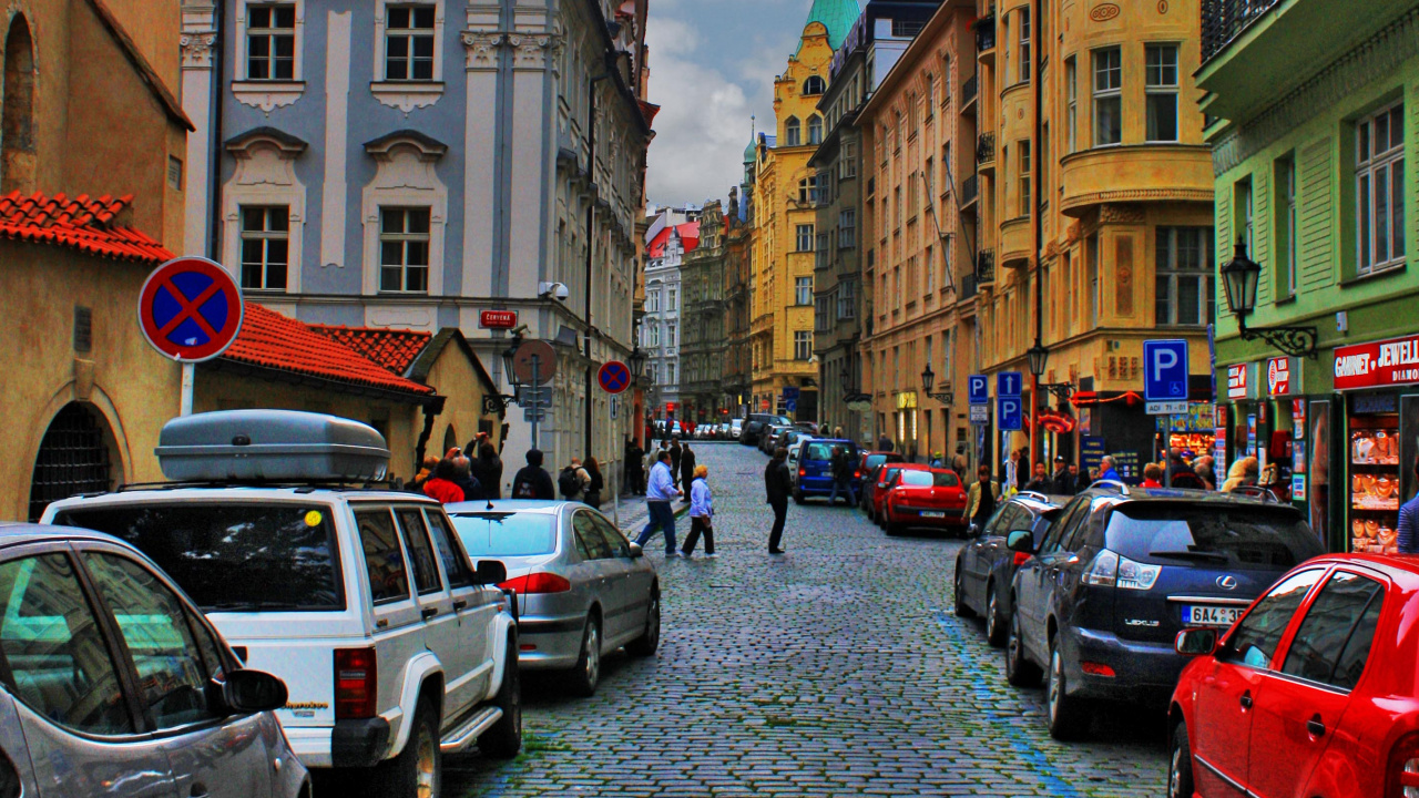 Autos, Die Tagsüber Auf Der Straße in Der Nähe Von Gebäuden Geparkt Sind. Wallpaper in 1280x720 Resolution