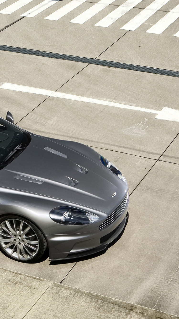 Coupe Gris en la Carretera de Hormigón Gris. Wallpaper in 750x1334 Resolution