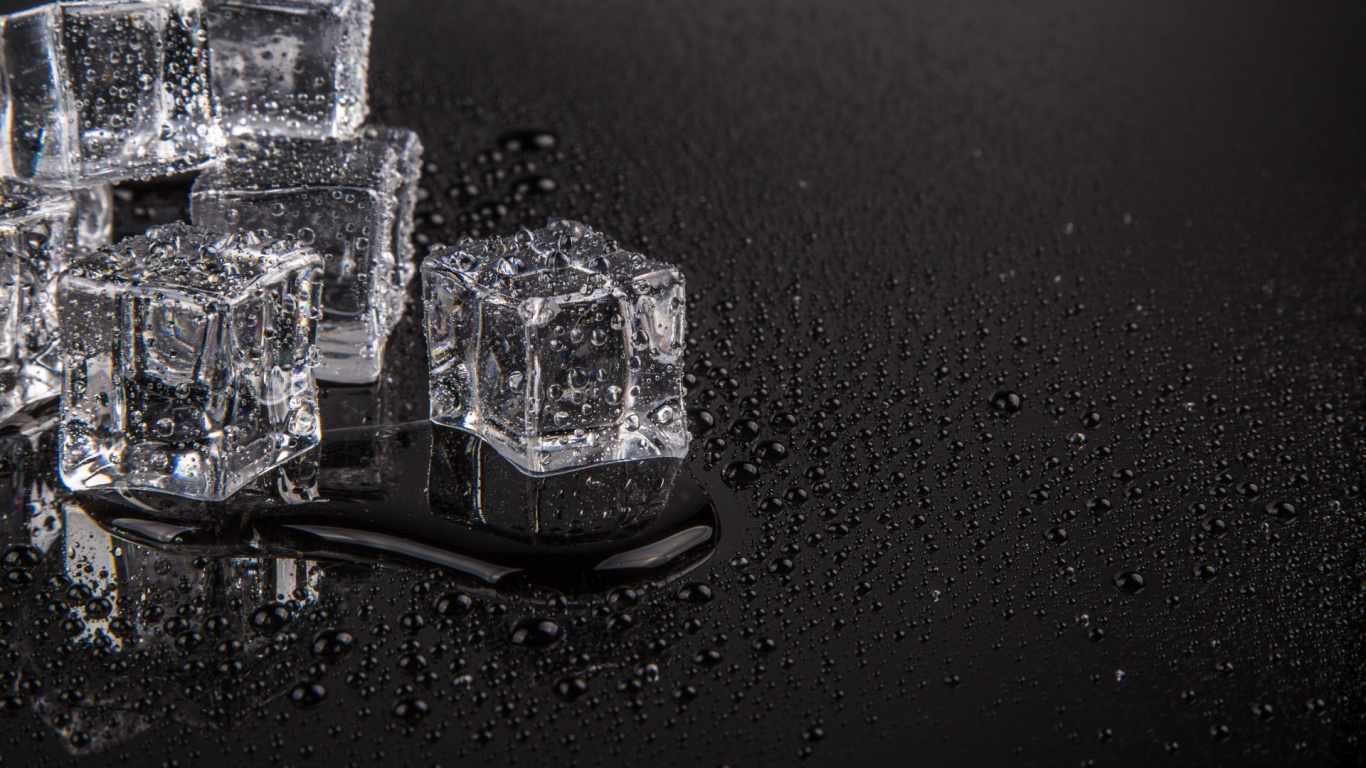 Anillo de Plata Con Incrustaciones de Diamantes Sobre Superficie Negra. Wallpaper in 1366x768 Resolution