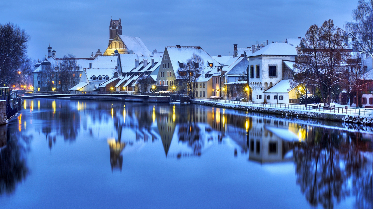 Bâtiment en Béton Blanc et Marron Près D'un Plan D'eau Pendant la Journée. Wallpaper in 1280x720 Resolution