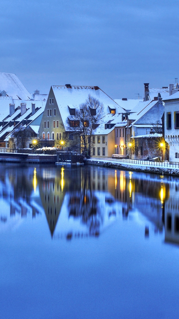 Bâtiment en Béton Blanc et Marron Près D'un Plan D'eau Pendant la Journée. Wallpaper in 750x1334 Resolution