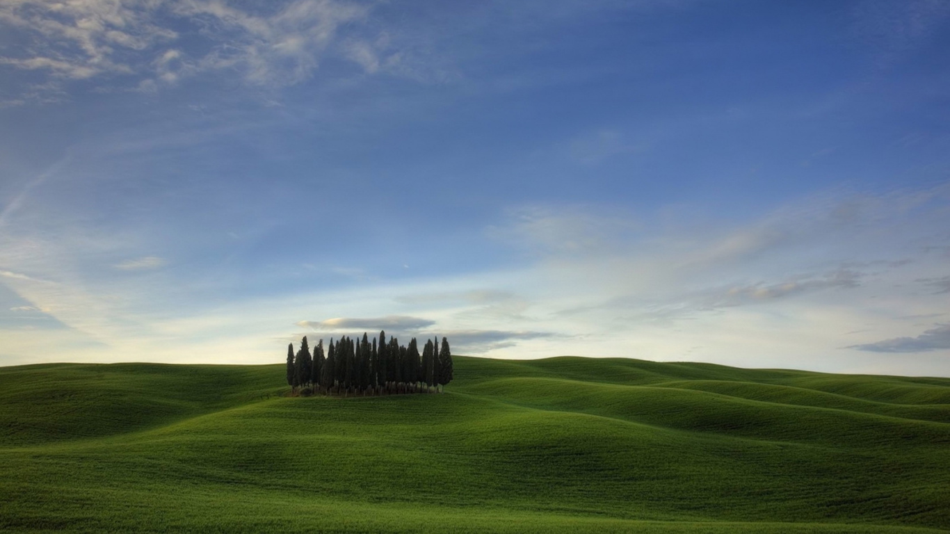 Campo de Hierba Verde Bajo un Cielo Azul Durante el Día. Wallpaper in 1366x768 Resolution